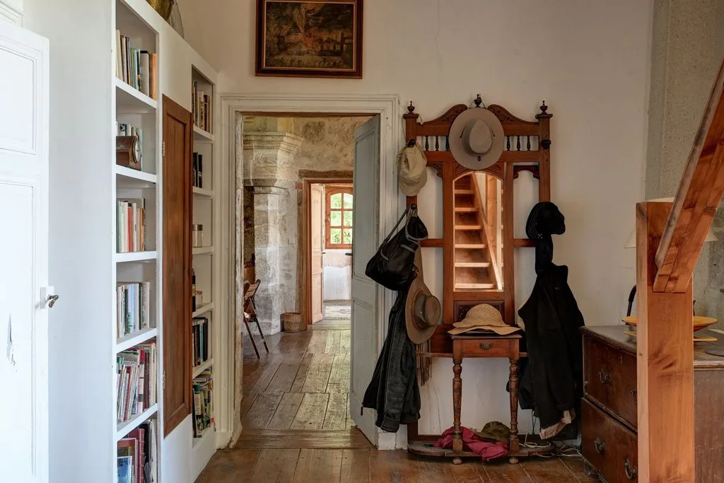 Entrance hall — books, hats, boots