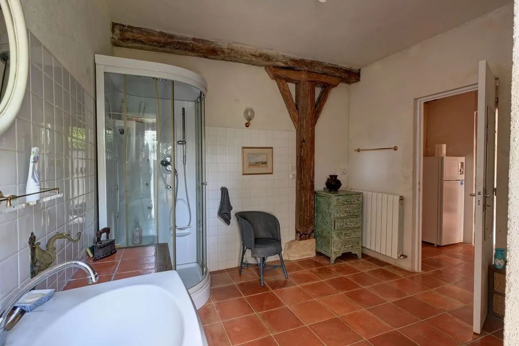 Shower room with tub, terracotta floor